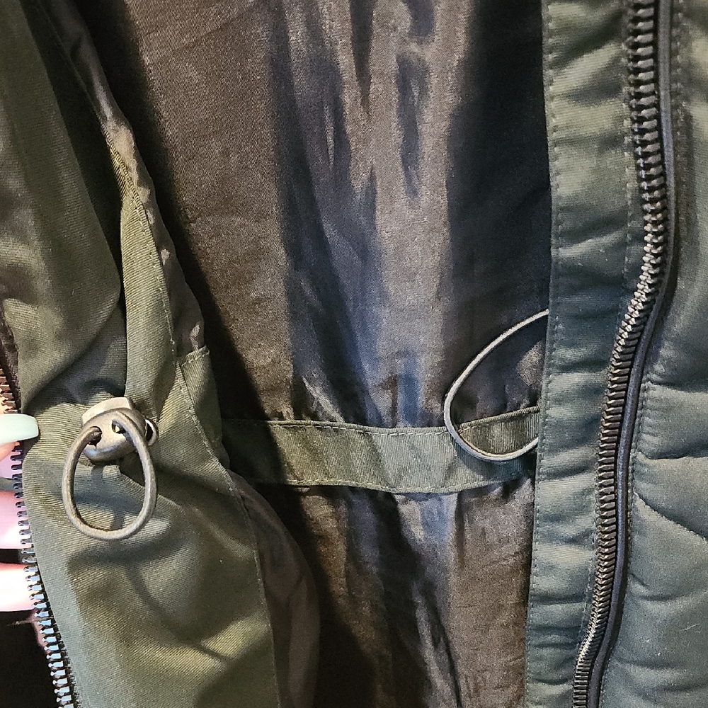 Brand New/Never Worn GUESS Women's Dark Green Puffer Jacket - Picture 4 of 5